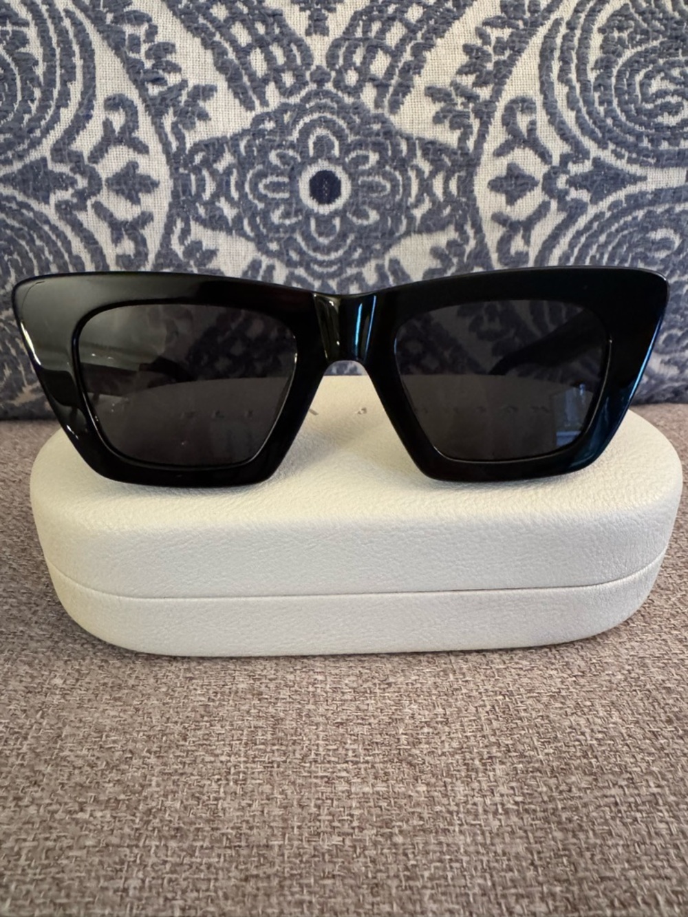 Women's Black Cat-Eye Sunglasses - Sleek Fashion Shades